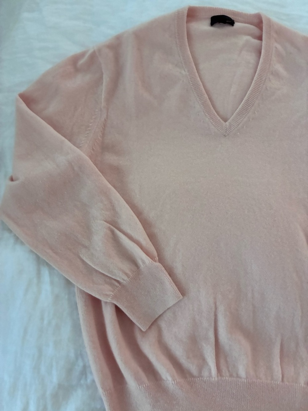 J. Crew Women's Italian cashmere V-Neck Sweater in Light Blush Pink - Picture 1 of 6